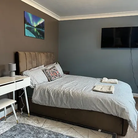 Amazing Ground Floor One Bedroom Apartment Forest Road